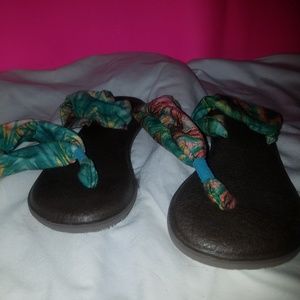 SANUK SANDALS SIZE 8